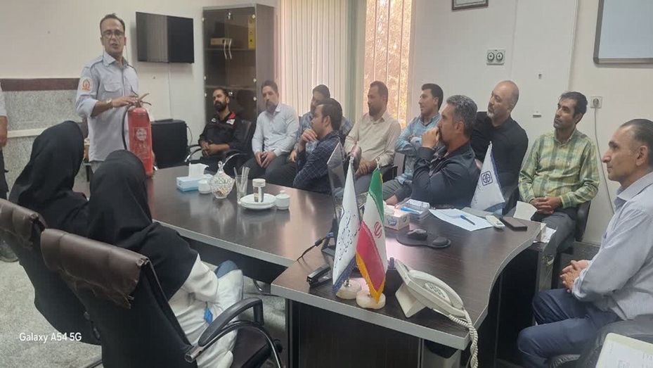 برگزاری جلسه آموزشی کار با خاموش کننده های دستی در بیمارستان امام حسین (ع) شهرستان آرادان